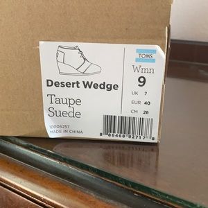 Tom’s desert wedge taupe suede